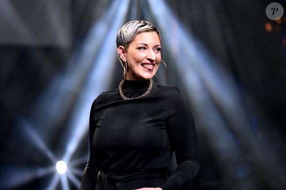 Exclusif - Sheryfa Luna - Dîner de gala de l'association "Les rois du monde" à la salle Wagram à Paris le 13 mars 2023.
Lundi 13 mars 2023, à la Salle Wagram - Chateauform (Paris 17ème), s'est tenu le Gala annuel de l'Association Les Rois du Monde, au profit des enfants orphelins, hospitalisés et défavorisés.
" Qui à le droit, qui à le droit, qui à le droit d'faire ça à un enfant "... Il va sans dire que ces mots ont rencontré un écho singulier hier soir, lorsque P.Bruel a entonné le refrain de son titre éponyme devant un public de plus de 400 personnes, tout acquis à la cause des Rois du Monde.
Animée par la présentatrice TV H.Mannarino, Maîtresse de Cérémonie, cette soirée d'exception a vu de nombreuses personnalités se succéder sur scène : l'animateur C.Hanouna, l'humoriste T.Saint Laurent, les chanteurs S.Luna, Ridsa, Symon et Yannick, ou encore l'artiste-sculpteur R.Orlinski, Vice-Président de l'Association.
Rythmé par un cocktail, un plateau d'artistes, un dîner et une vente aux enchères, cet événement a réuni célébrités et anonymes autour d'un Gala inédit, au sein de la somptueuse Salle Wagram - Chateauform.
" Je souhaite remercier l'ensemble des parties prenantes qui nous ont permis de vivre ces instants magiques : les artistes, les bénévoles, et surtout nos donateurs sans qui rien ne serait possible... Car derrière tous les moments de joie vécus ce soir, se jouent le présent et l'avenir des milliers d'enfants que nous soutenons " a souligné Stéphanie Robert, Présidente des Rois du Monde.
Fondée en 2012, les Rois du Monde (ou LRDM) est une Association à but non lucratif (loi 1901), reconnue d'intérêt général. Elle œuvre en France comme à l'étranger pour les enfants orphelins, hospitalisés et défavorisés. Elle les soutient de manière financière, matérielle, éducative, sportive et culturelle. L'engagement de ses 180 bénévoles, conjugué à la générosité de ses donateurs, lui permet aujourd'hui d'être présent dans 7 pays (France, Maroc, Israël, États-Unis, Nigéria, Côte d'Ivoire, RDC).  
Rachid Bellak / Bestimage