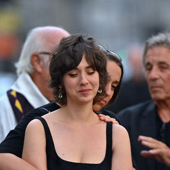 Ninon Ardisson et Manon Ardisson assistant aux funérailles de Thierry Ardisson à l'église Saint Roch à Paris, France, le 17 juillet 2025. Photo par Franck Castel/ABACAPRESS.COM