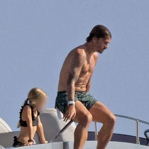 Antoine Griezmann passe du bon temps avec sa femme Erika Choperena, ses enfants Mia, Amaro et Alba, et ses amis sur un yacht au large d'Ibiza, le 15 juillet 2024.