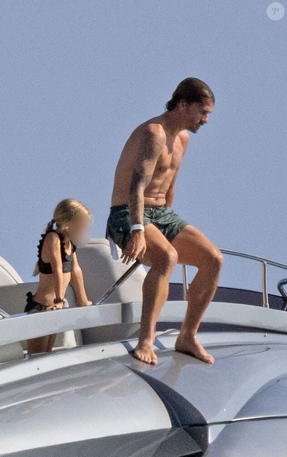 Antoine Griezmann passe du bon temps avec sa femme Erika Choperena, ses enfants Mia, Amaro et Alba, et ses amis sur un yacht au large d'Ibiza, le 15 juillet 2024.