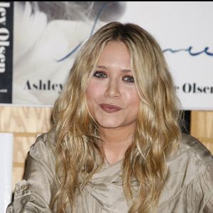 Mary-Kate, qui épousera plus tard Olivier Sarkozy, et sa soeur lancent en effet la marque The Row en 2006.

Mary-Kate Olsen lors d'une séance de dédicaces organisée pour la sortie de leur livre Influence, dans une librairie de Westwood, à Los Angeles, le 12 novembre 2008. À travers cet ouvrage, les jumelles donnent la parole aux personnalités créatives qui ont marqué leur parcours dans la mode et le design. Alain Rolland / Maxima Prod / Bestimage