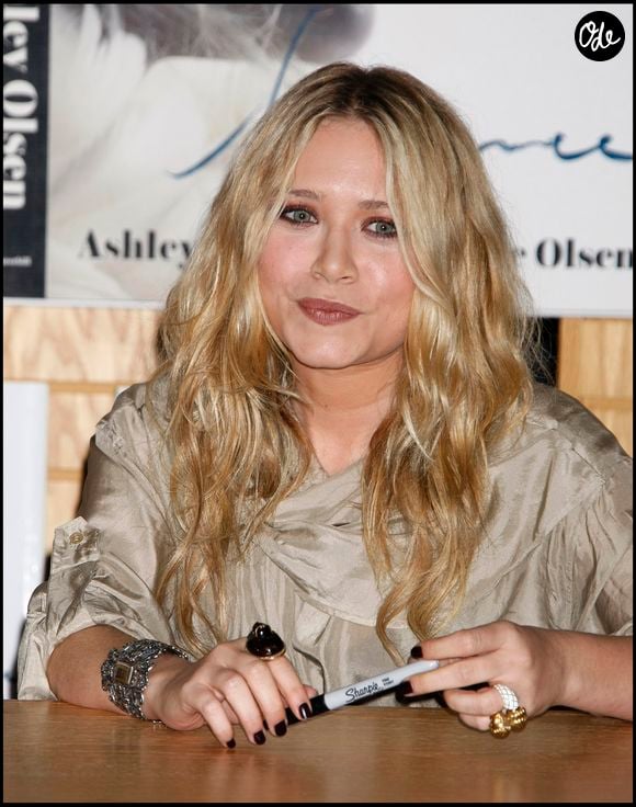 Mary-Kate, qui épousera plus tard Olivier Sarkozy, et sa soeur lancent en effet la marque The Row en 2006.

Mary-Kate Olsen lors d'une séance de dédicaces organisée pour la sortie de leur livre Influence, dans une librairie de Westwood, à Los Angeles, le 12 novembre 2008. À travers cet ouvrage, les jumelles donnent la parole aux personnalités créatives qui ont marqué leur parcours dans la mode et le design. Alain Rolland / Maxima Prod / Bestimage