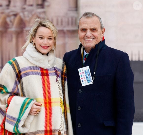 Les tenues liturgiques de la cathédrale imaginées par le créateur Jean-Charles de Castelbajac, n'ont laissé personne de marbre. 

Exclusif - Jean-Charles de Castelbajac, créateur des paramentiques des religieux de la cathédrale, et sa femme Pauline de Drouas - Emission "Notre-Dame la réouverture" sur France 2 pour la cérémonie de réouverture de la cathédrale Notre-Dame de Paris, le 7 décembre 2024. 
© Christophe Clovis / Cyril Moreau / Bestimage