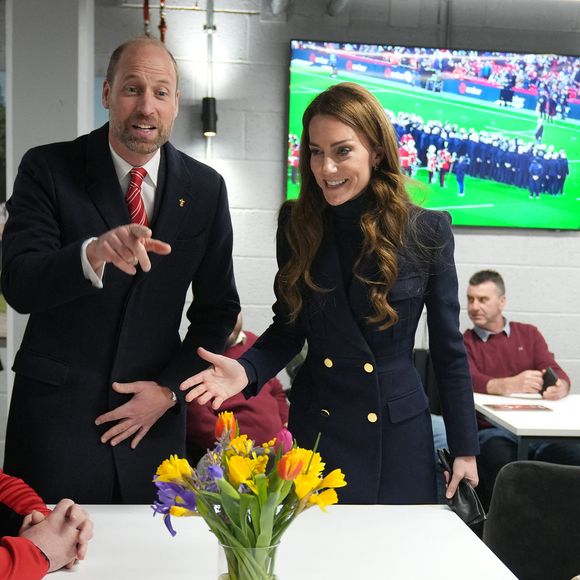 Le prince William, prince de Galles, et Catherine (Kate) Middleton, princesse de Galles, rencontrent des joueurs blessés, en marge du match du tournoi des Six Nations entre le Pays de Galles et l'Angleterre à Cardiff, le 15 mars 2025. Julien Burton / Bestimage
