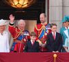 Cette année, un membre manquait à l’appel du Trooping The Colour, parade militaire publique célébrant l’anniversaire des souverains britanniques.
(de gauche à droite) La reine Camilla, le roi Charles III, le prince Louis, le prince de Galles, le prince George, la princesse de Galles et la princesse Charlotte sur le balcon du palais de Buckingham, à Londres, pour assister au défilé aérien qui suit la cérémonie de la montée des couleurs dans le centre de Londres, à l'occasion de l'anniversaire officiel du roi Charles III. Le 14 juin 2025. Photo by Aaron Chown/PA Wire/ABACAPRESS.COM