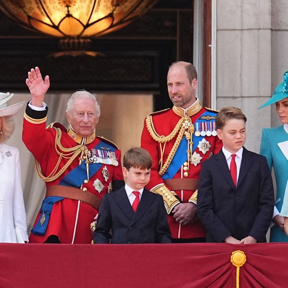 Cette année, un membre manquait à l’appel du Trooping The Colour, parade militaire publique célébrant l’anniversaire des souverains britanniques.

(de gauche à droite) La reine Camilla, le roi Charles III, le prince Louis, le prince de Galles, le prince George, la princesse de Galles et la princesse Charlotte sur le balcon du palais de Buckingham, à Londres, pour assister au défilé aérien qui suit la cérémonie de la montée des couleurs dans le centre de Londres, à l'occasion de l'anniversaire officiel du roi Charles III.  Le 14 juin 2025. Photo by Aaron Chown/PA Wire/ABACAPRESS.COM