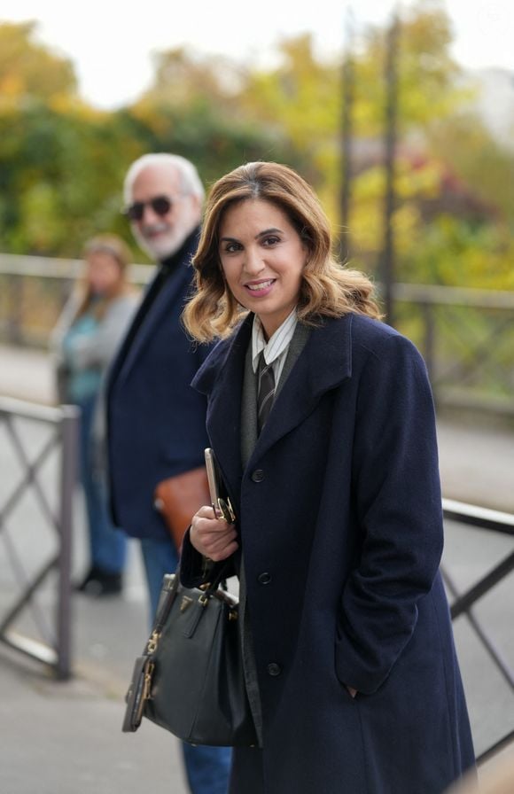 Elle explique dans un communiqué que sa priorité absolue reste la défense de l'intérêt des victimes.

Info - Sonia Mabrouk attend son deuxième enfant - Exclusif - Sonia Mabrouk passe devant les studios Rive Gauche à Paris le 5 novembre 2025.

© Anne-sophie Guebey / Bestimage