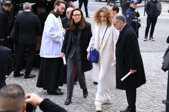 Clara Paban, Olivia Courbis arrivant à la cérémonie funéraire de Rolland Courbis à l'église de la Madeleine à Paris, France, le 14 janvier 2026. Photo par Jerome Domine/ABACAPRESS.COM