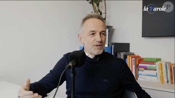 Emmanuel Grégoire, candidat à la mairie de Paris, a fait quelques confidences au sujet de sa jeunesse et ses complexes. Capture d'écran "La Parole" sur Youtube