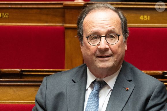 Le député François Hollande lors d'une séance de questions au gouvernement à l'Assemblée nationale, chambre basse du Parlement français, à Paris le 30 avril 2025. Photo par Raphael Lafargue/ABACAPRESS.COM
