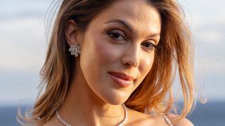 Iris Mittenaere pose ses valises dans l'un des hôtels les plus luxueux de la Côte d'Azur, combien faut-il débourser pour y séjourner ?