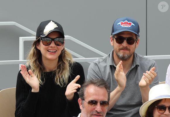 Boulant se préserver des regards indiscrets, Guillaume Canet et son clan ont l'habitude se ressourcer - tous les ans - dans le village de l'Herbe, situé à une heure de la ville de Bordeaux. 

Marion Cotillard et son ex-compagnon Guillaume Canet dans les tribunes lors de la finale messieurs des internationaux de France de tennis de Roland Garros 2019 à Paris le 9 juin 2019. © Jacovides-Moreau/Bestimage