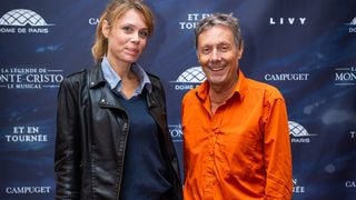 Antoine de Maximy et sa compagne ont croisé Daniela Lumbroso et sa fille lors d'un évènement spécial qui a rassemblé un pluie de célébrités à Paris