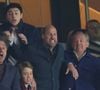 Fervents supporters d'Aston Villa, ils sont venus soutenir leur équipe préférée en quart de finale de la Ligue des Champions contre le PSG.
Le prince William, prince de Galles, et son fils, le prince George de Galles, laissent éclater leur joie suite au but marqué par M.Rogers (Aston Villa) lors du match aller de la Ligue des Champions face au PSG au Parc des Princes, le 9 avril 2025.
© Cyril Moreau / Bestimage