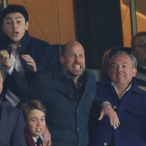 Fervents supporters d'Aston Villa, ils sont venus soutenir leur équipe préférée en quart de finale de la Ligue des Champions contre le PSG.

Le prince William, prince de Galles, et son fils, le prince George de Galles, laissent éclater leur joie suite au but marqué par M.Rogers (Aston Villa) lors du match aller de la Ligue des Champions face au PSG au Parc des Princes, le 9 avril 2025.
© Cyril Moreau / Bestimage