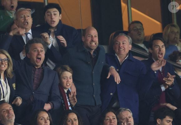 Fervents supporters d'Aston Villa, ils sont venus soutenir leur équipe préférée en quart de finale de la Ligue des Champions contre le PSG.

Le prince William, prince de Galles, et son fils, le prince George de Galles, laissent éclater leur joie suite au but marqué par M.Rogers (Aston Villa) lors du match aller de la Ligue des Champions face au PSG au Parc des Princes, le 9 avril 2025.
© Cyril Moreau / Bestimage