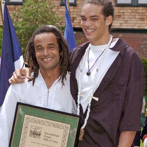 La légende du tennis français Yannick Noah pose avec son fils Joakim après avoir été intronisé lors de la cérémonie d'intronisation du Tennis Hall of Fame 2005 qui s'est tenue à Newport, Rhode Island, le samedi 9 juillet 2005. Photo par Nicolas Khayat/ABACAPRESS.COM.