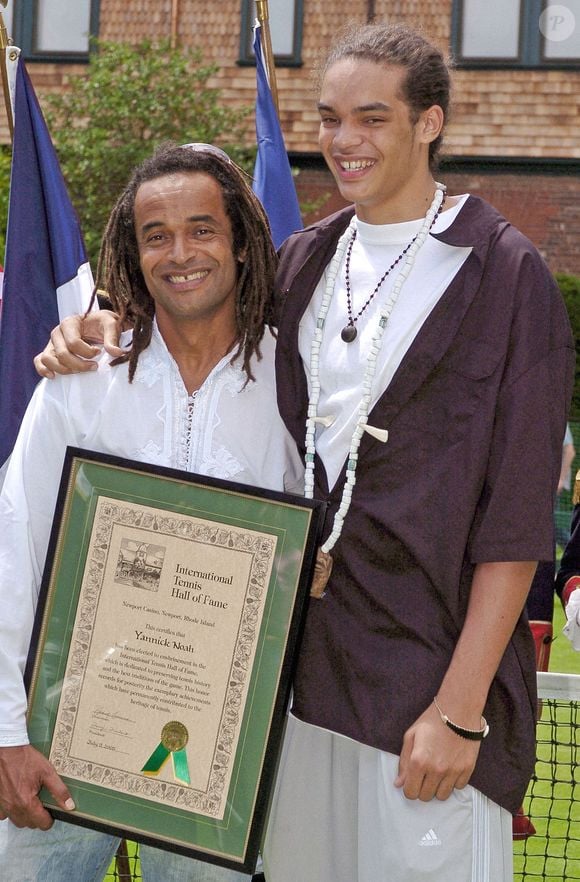 La légende du tennis français Yannick Noah pose avec son fils Joakim après avoir été intronisé lors de la cérémonie d'intronisation du Tennis Hall of Fame 2005 qui s'est tenue à Newport, Rhode Island, le samedi 9 juillet 2005. Photo par Nicolas Khayat/ABACAPRESS.COM.