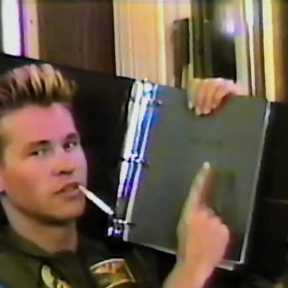 Val Kilmer a donné aux fans un aperçu intime de sa vie et de sa carrière, y compris sa bataille contre le cancer de la gorge dans la première bande-annonce du prochain documentaire Amazon Prime Video, Val, le 7 juillet 2021
©Backgrid UK/ Bestimage