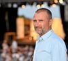 Alexandre Brasseur adore passer du temps avec ses beaux-fils, il en passe d'ailleurs beaucoup avec le dernier : "On fait des balades à vélo, on va aux sports d’hiver. Ce sont des moments pour échanger, découvrir la nature, visiter"

Alexandre Brasseur  lors de la troisième édition des Théâtrales d'Eze à l'oppidum du Col d'Eze, le 4 août 2025. 
A travers des pièces, des mises en scènes, des auteurs, des artistes, les Théâtrales d’Eze ont pour ambition de célébrer les talents du monde du théâtre du 1er au 5 août 2025 avec comme parrain d'honneur l'homme de théâtre, F.Huster et pour cette troisième édition P.Arditi comme parrain. Le public, attendu sur l'espace en plein air de l'oppidum du Col d'Eze, pourra voir ou revoir 5 pièces. D.Brécourt, le directeur artistique du Festival, n'a pas choisi Eze par hasard, il entretient un lien particulier avec cette municipalité depuis plus de 30 ans. Sa fille ainée, Manon, y habite, et son grand père n'est autre que l'immense acteur comique F.Blanche, a vécu à Eze et repose maintenant repose dans le cimetière municipal. D.Brécourt a eu comme compagne D.Blanche, la fille du comique. Ce festival, voulu par le maire S.Cherki, est aussi une façon de rendre hommage à F.Blanche, qui fut l’âme comique du village.  © Bruno Bebert / Bestimage