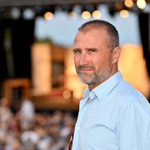 Alexandre Brasseur adore passer du temps avec ses beaux-fils, il en passe d'ailleurs beaucoup avec le dernier : "On fait des balades à vélo, on va aux sports d’hiver. Ce sont des moments pour échanger, découvrir la nature, visiter"

Alexandre Brasseur  lors de la troisième édition des Théâtrales d'Eze à l'oppidum du Col d'Eze, le 4 août 2025. 
A travers des pièces, des mises en scènes, des auteurs, des artistes, les Théâtrales d’Eze ont pour ambition de célébrer les talents du monde du théâtre du 1er au 5 août 2025 avec comme parrain d'honneur l'homme de théâtre, F.Huster et pour cette troisième édition P.Arditi comme parrain. Le public, attendu sur l'espace en plein air de l'oppidum du Col d'Eze, pourra voir ou revoir 5 pièces. D.Brécourt, le directeur artistique du Festival, n'a pas choisi Eze par hasard, il entretient un lien particulier avec cette municipalité depuis plus de 30 ans. Sa fille ainée, Manon, y habite, et son grand père n'est autre que l'immense acteur comique F.Blanche, a vécu à Eze et repose maintenant repose dans le cimetière municipal. D.Brécourt a eu comme compagne D.Blanche, la fille du comique. Ce festival, voulu par le maire S.Cherki, est aussi une façon de rendre hommage à F.Blanche, qui fut l’âme comique du village.  © Bruno Bebert / Bestimage