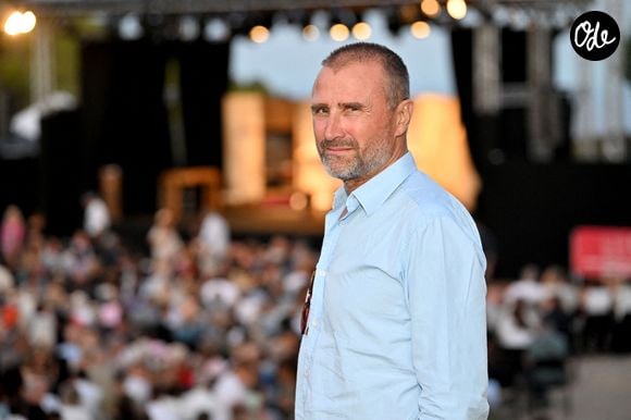 Alexandre Brasseur adore passer du temps avec ses beaux-fils, il en passe d'ailleurs beaucoup avec le dernier : "On fait des balades à vélo, on va aux sports d’hiver. Ce sont des moments pour échanger, découvrir la nature, visiter"

Alexandre Brasseur  lors de la troisième édition des Théâtrales d'Eze à l'oppidum du Col d'Eze, le 4 août 2025. 
A travers des pièces, des mises en scènes, des auteurs, des artistes, les Théâtrales d’Eze ont pour ambition de célébrer les talents du monde du théâtre du 1er au 5 août 2025 avec comme parrain d'honneur l'homme de théâtre, F.Huster et pour cette troisième édition P.Arditi comme parrain. Le public, attendu sur l'espace en plein air de l'oppidum du Col d'Eze, pourra voir ou revoir 5 pièces. D.Brécourt, le directeur artistique du Festival, n'a pas choisi Eze par hasard, il entretient un lien particulier avec cette municipalité depuis plus de 30 ans. Sa fille ainée, Manon, y habite, et son grand père n'est autre que l'immense acteur comique F.Blanche, a vécu à Eze et repose maintenant repose dans le cimetière municipal. D.Brécourt a eu comme compagne D.Blanche, la fille du comique. Ce festival, voulu par le maire S.Cherki, est aussi une façon de rendre hommage à F.Blanche, qui fut l’âme comique du village.  © Bruno Bebert / Bestimage