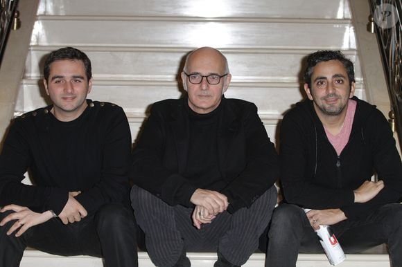 Si Ludovico Einaudi a autant de succès en France, c'est sans doute parce qu'au début des années 2010, il a composé la bande originale d'un film qui a connu un énorme succès dans l'Hexagone : "Intouchables", avec Omar Sy et François Cluzet.

Olivier Nakache, Einaudi Ludovico et Eric Toledano, lors de la promotion du film "Intouchables" à Rome, le 21 février 2012. SGP / BESTIMAGE