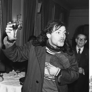 Archives - Patrick Dewaere au Fouquet's, à Paris. AGENCE / BESTIMAGE