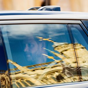 Sur place, Harry s'est recueilli au coeur de la chapelle Saint-George

Le prince Harry a rendu hommage à Sa Majesté la Reine dès son arrivée à l'aéroport d'Heathrow, à Londres. Il s'est rendu directement à la chapelle Saint-Georges du château de Windsor, où il a déposé une gerbe et des fleurs pour marquer le troisième anniversaire du décès de sa défunte grand-mère.. GOFF  / BESTIMAGE