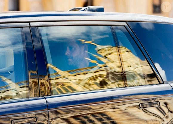 Sur place, Harry s'est recueilli au coeur de la chapelle Saint-George

Le prince Harry a rendu hommage à Sa Majesté la Reine dès son arrivée à l'aéroport d'Heathrow, à Londres. Il s'est rendu directement à la chapelle Saint-Georges du château de Windsor, où il a déposé une gerbe et des fleurs pour marquer le troisième anniversaire du décès de sa défunte grand-mère.. GOFF  / BESTIMAGE
