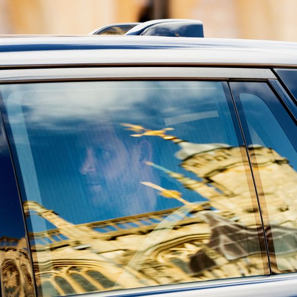 Sur place, Harry s'est recueilli au coeur de la chapelle Saint-George

Le prince Harry a rendu hommage à Sa Majesté la Reine dès son arrivée à l'aéroport d'Heathrow, à Londres. Il s'est rendu directement à la chapelle Saint-Georges du château de Windsor, où il a déposé une gerbe et des fleurs pour marquer le troisième anniversaire du décès de sa défunte grand-mère.. GOFF  / BESTIMAGE