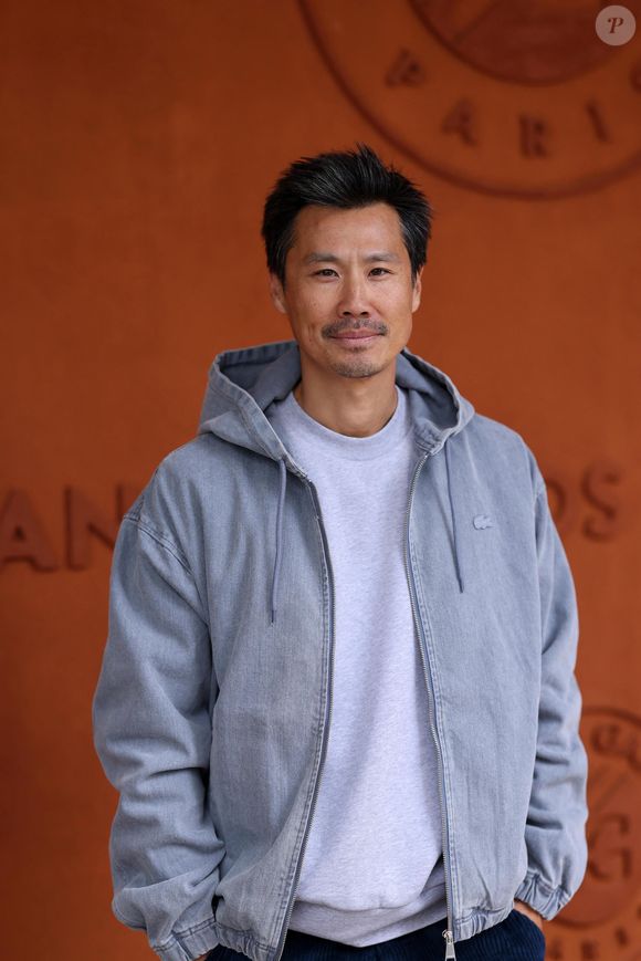 À travers son témoignage, Frédéric Chau espère faire évoluer les mentalités et soutenir la proposition de loi visant à instaurer la résidence alternée comme norme pour le bien des enfants.

Frédéric Chau au village lors des Internationaux de France de Tennis de Roland Garros 2025, à Paris, France, le 26 mai 2025. © Jacovides-Moreau/Bestimage