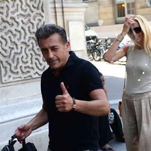 Sa femme Astrid, ainsi que ses deux enfants, étaient à ses côtés jusqu’à la fin.
Albert Kassabi (Bébert du groupe Les Forbans) et sa femme Astrid au mariage de Jean-Luc Lahaye à la mairie du 18ème arrondissement de Paris, le 2 juillet 2025.
Agence / Bestimage