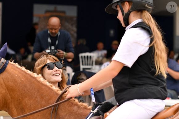 Carla Bruni Sarkozy et sa fille Giulia - N.Sarkozy et sa femme C.Bruni viennent soutenir leur fille G.Sarkozy pendant l’épreuve Kids Cup L’Envol lors de la 10ème édition du "Longines Paris Eiffel Jumping" à la Plaine de Jeux de Bagatelle à Paris, France, le 21 juin 2024. 

© Perusseau-Veeren/Bestimage