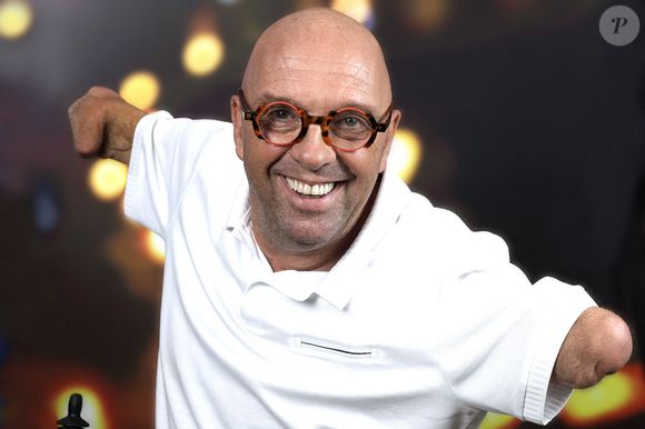 Elle évoque aussi une polémique autour de sa phrase "On a envie d’applaudir !" lancée à Philippe Croizon, amputé des quatre membres.

Exclusif - Philippe Croizon pose lors de l'enregistrement de l'émission "Chez Jordan de Luxe" à Paris le 9 septembre 2024.
 © Cédric Perrin/Bestimage