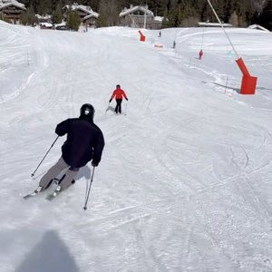 Le record est atteint la semaine du 23 mars, avec des nuitées affichées à 22 000 €, avant de redescendre à 2 700 € début avril.

Laeticia Hallyday et son compagnon Serge Varsano en vacances à Courchevel. Le 14 février 2026. Instagram