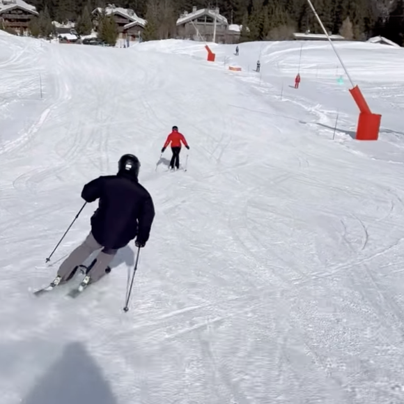 Le record est atteint la semaine du 23 mars, avec des nuitées affichées à 22 000 €, avant de redescendre à 2 700 € début avril.

Laeticia Hallyday et son compagnon Serge Varsano en vacances à Courchevel. Le 14 février 2026. Instagram