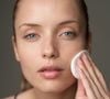 Retirer son maquillage en fin de journée s'avère bien souvent éprouvant pour les yeux sensibles.