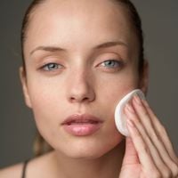 Démaquillant pour les yeux sensibles : Ces 6 références sont à ajouter d’urgence dans votre routine