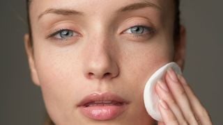 Démaquillant pour les yeux sensibles : Ces 6 références sont à ajouter d’urgence dans votre routine