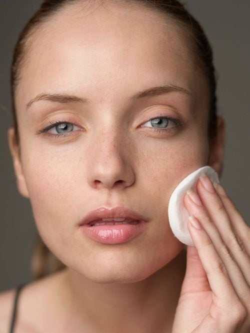 Démaquillant pour les yeux sensibles : Ces 6 références sont à ajouter d’urgence dans votre routine