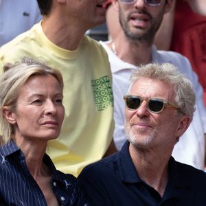 Depuis inséparables, les tourtereaux se soutiennent dans leurs projets respectifs. Elle vient le retrouver sur ses tournages et lui respecte ses choix de carrière...  

Hortense Brogniart et Denis Brogniart en tribune Jour 9 lors des Internationaux de France 2026 à Roland Garros le 01 juin 2026 à Paris, France. Photo Nasser Berzane/Abaca