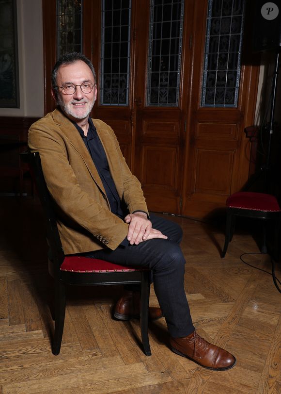 Il nourrissait en effet son fil avec des plats tout prêts, qu'il réchauffait au micro-ondes. 

Rendez-vous avec Frédéric Lopez ("Après la fin") lors du 2ème Festival Creatvty 2025 des séries et créations audiovisuelles à Sète, le 14 novembre 2025.
© Denis Guignebourg / Bestimage