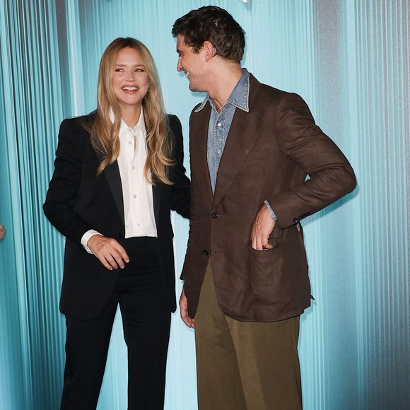 Virginie Efira et Niels Schneider au photocall du showcase 2026 Disney+ à l'Institut de France à Paris, le 15 janvier 2026. 

Photo : Coadic Guirec / Bestimage