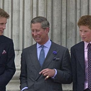 Le roi aimerait retrouver la complicité qu'il avait avec ses fils. 

Le Prince William, le Prince de Galles et le Prince Harry  sur le balcon du Palais de Buckingham, à Londres pour les célébrations du 100ème anniversaire de la Reine Elizabeth.  © PA Photos/ABACA