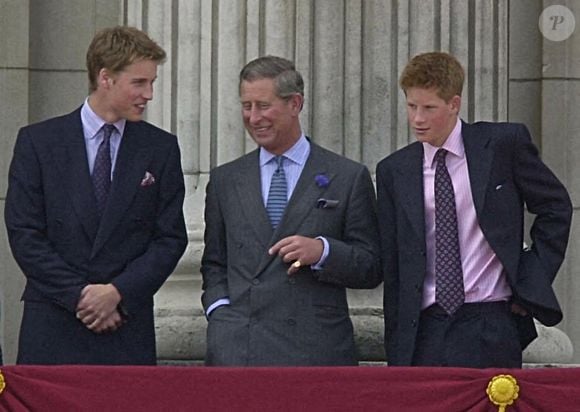 Le roi aimerait retrouver la complicité qu'il avait avec ses fils. 

Le Prince William, le Prince de Galles et le Prince Harry  sur le balcon du Palais de Buckingham, à Londres pour les célébrations du 100ème anniversaire de la Reine Elizabeth.  © PA Photos/ABACA