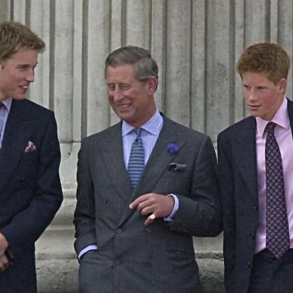Le roi aimerait retrouver la complicité qu'il avait avec ses fils. 

Le Prince William, le Prince de Galles et le Prince Harry  sur le balcon du Palais de Buckingham, à Londres pour les célébrations du 100ème anniversaire de la Reine Elizabeth.  © PA Photos/ABACA