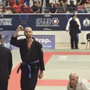 Loin de vouloir en rester là, le quinquagénaire a déjà affiché ses ambitions : "La suite, c'est les mondiaux"

Arié Elmaleh participe au championnat national organisé par la Confédération Française de Jiu-Jitsu Brésilien (CFJJB), au Stade Pierre de Coubertin à Paris - Instagram
