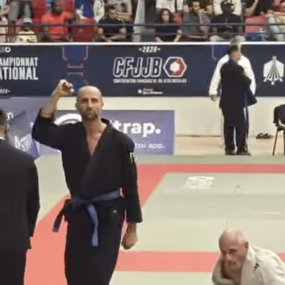 Loin de vouloir en rester là, le quinquagénaire a déjà affiché ses ambitions : "La suite, c'est les mondiaux"

Arié Elmaleh participe au championnat national organisé par la Confédération Française de Jiu-Jitsu Brésilien (CFJJB), au Stade Pierre de Coubertin à Paris - Instagram