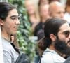 Elle est arrivée à Paris vendredi 28 août, avec ses jumeaux Nelson et Eddy, à quinze jours de son premier show.

Nelson Angelil et Eddy Angelil, les fils de Céline Dion arrivent à leur hôtel à Paris, vendredi 28 août 2026, alors que leur mère prévoit de donner une série de 16 concerts en France, après plus de six années loin de la scène.

© CYRIL MOREAU / BESTIMAGE
